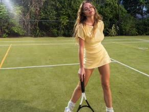 SYDNEYSWEENEYSEXYSHOWSOFFHERSTUNNINGLEGSANDBOOTYINAHOTYELLOWMINIDRESS - NUDE STORY