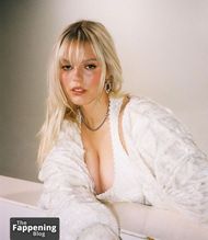 Renee Rapp Sexy And Hot Photos Collection
