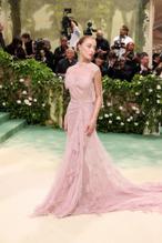 Phoebe DynevorSexy in Phoebe Dynevor The 2024 Met Gala, New York