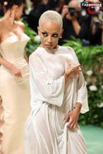 Doja CatSexy in Doja Cat Stuns In Sexy Outfit At The 2024 Met Gala