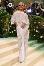 Doja CatSexy in Doja Cat Stuns In Sexy Outfit At The 2024 Met Gala