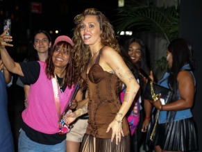 MILEYCYRUSSEXYSTUNSINATIGHTHOTCORSETDRESSASSHEARRIVESATTHEFOURSEASONSHOTELINNEWYORKCITY - NUDE STORY