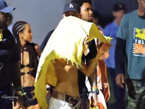 TYLASEXYSPOTTEDFLAUNTINGHERBEAUTIFULFIGUREASSHEATTENDSATTHECOACHELLAVALLEYMUSICANDARTSFESTIVALININDIO - NUDE STORY