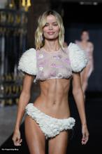 FRIDAAASENSEXYSEENWEARINGASEETHROUGHTOPASSHEWALKSONTHERUNWAYDURINGFASHIONWEEKINPARIS - NUDE STORY