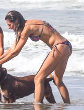 Gisele BundchenSexy in Gisele Bundchen Sexy during her Costa Rican vacation with husband Tom Brady 