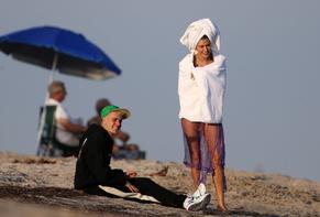 Hailey BaldwinSexy in Hailey Baldwin Bieber shows off her curves during beach photoshoot in Miami