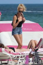 Hailey ClausonSexy in Hailey Clauson smiles for the cameras as she ends her trip to the beach in Miami (09.05.2019)