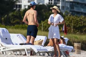 Ivanka TrumpSexy in Ivanka Trump And Jared Kushner Sexy Enjoy A Romantic Walk On the Beach in Miami