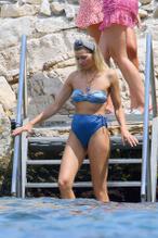 Jessica HartSexy in Jessica Hart in a sexy high-waisted bikini photo op after revealing she was attending AA meetings