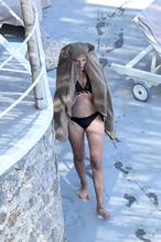 Jodie SpencerSexy in Jodie Spencer Sexy with boyfriend Jeremy Irvine in beautiful Positano