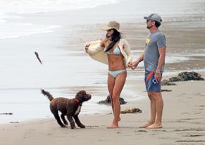 Jordana BrewsterSexy in Jordana Brewster Sexy Seen Having A Romantic Picnic With Mason Morfit at the Beach In Santa Monica