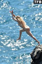 Kate HudsonSexy in Kate Hudson Sexy Seen Showing Off Her Hot Ass Wearing A Bikini At The Beach in Positano 