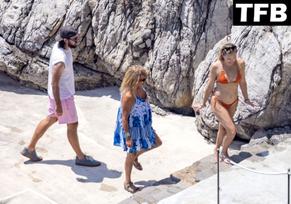 Kate HudsonSexy in Kate Hudson Sexy Seen Showing Off Her Stunning Figure In An Orange Bikini At The Beach in Italy 