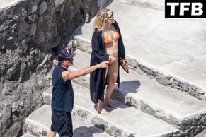 Kate HudsonSexy in Kate Hudson Sexy Seen Showing Off Her Stunning Figure In An Orange Bikini At The Beach in Italy 