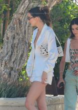 KENDALLJENNERSEXYSEENBRALESSJOININGHERFRIENDSATSOHOHOUSEINMALIBU - NUDE STORY