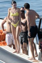 KENDALLJENNERSEXYTHOROUGHLYENJOYINGHERHOLIDAYWITHGOODFRIENDFAIKHADDRAOUTINMYKONOS - NUDE STORY