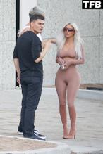 KIMKARDASHIANSEXYSEENSHOWCASINGHERHOTTITSANDASSWEARINGASHEERSKIMSCROPPEDTOPANDLEGGINGSINCALABASAS - NUDE STORY