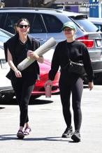 Kristen BellSexy in Kristen Bell Sexy Spotted Showing Off Her Toned Legs While Going to a Yoga Class in Los Angeles 