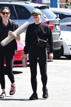 Kristen BellSexy in Kristen Bell Sexy Spotted Showing Off Her Toned Legs While Going to a Yoga Class in Los Angeles 