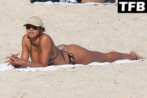 LAISRIBEIROSEXYSEENFLAUNTINGHERHOTBIKINIBODYATTHEBEACHINRIO - NUDE STORY