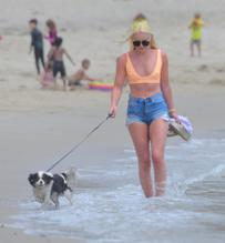 Lindsey VonnSexy in Lindsey Vonn Shows in Malibu as she hit the beach with her lookalike sister, Karin Kildow