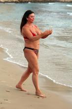 Lisa AppletonSexy in Lisa Appleton Flashes Her Boobs On the Beach in Spain 