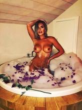 MEGANBARTONHANSONPOSESINTHEBUBBLEBATH - NUDE STORY