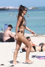 METISHASCHAEFERSHOWSOFFHERINCREDIBLEBODYWHILEENJOYINGABEACHDAYINMIAMI - NUDE STORY