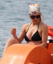 MICHELLEHUNZIKERSEXYSEENINABIKINIWITHHERFAMILYONABEACHINLIGURIAITALY - NUDE STORY