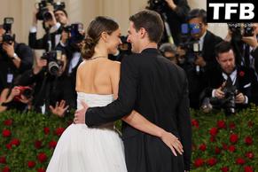 Miranda KerrSexy in Miranda Kerr Sexy Seen Flaunting Her Hot Cleavage In A White Dress At The Met Gala in NYC 