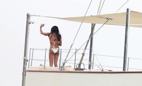 Naomi CampbellSexy in Naomi Campbell Sexy cruising in Saint Tropez in the South of France onboard a luxury yacht