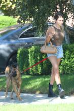 Olivia Jade GiannulliSexy in Olivia Jade takes her dog for a walk after