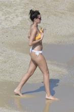 Oriana SabatiniSexy in Oriana Sabatini Sexy  with Boyfriend Paulo Exequiel Dybala on the beach