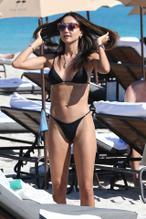 PATRICIAGLORIATAKESAQUICKDIPINTHEWATERWHILEATTHEBEACHWITHNBASUPERFANJAMESGOLDSTEIN - NUDE STORY