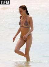 Phoebe Dynevor Sexy Seen Flaunting Her Sensational Body In A Tiny Bikini On The Beach in Barbados