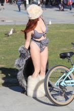 Phoebe PriceSexy in Phoebe Price Sexy while riding a bike in Venice Beach (19.02.2019)