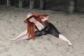 Phoebe PriceSexy in Phoebe Price works out in a sheer outfit on the beach in Malibu (30.04.2019)