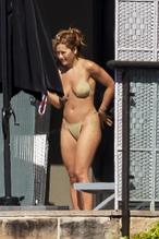 RITAORASEXYSUNBATHESONTHEDECKOFHERMANSIONINSYDNEYAUSTRALIA - NUDE STORY