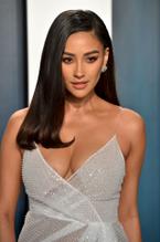 Shay MitchellSexy in Shay Mitchell enjoy the night with other star at the 2020 Vanity Fair Oscar Party in Beverly Hills