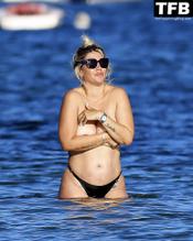 Wanda Nara Sexy Seen Flashing Her Nude Boobs On The Beach in Ibiza 