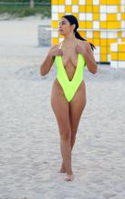 TAOWICKRATHINALIMEGREENBIKINIASSHEVISITSASNACKSHOPINMIAMIBEACH - NUDE STORY