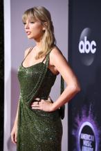 Taylor Swift sets legendary record for the total number of American Music Awards she won, surpassing Michael Jackson's result