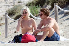 Teliz AlleySexy in Teliz Alley Nude with Boyfriend Alfie Allen on the beach in Formentera, Spain