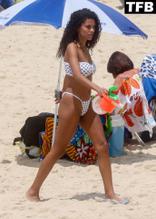 TINAKUNAKEYSEXYSEENFLAUNTINGHERHOTBODYINABIKINIATTHEBEACHINRIODEJANEIRO - NUDE STORY