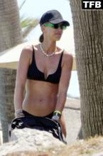 VOGUEWILLIAMSSEXYSEENSHOWINGOFFHERHOTFIGUREINABIKINIATTHEBEACHINCOSTADELSOL - NUDE STORY